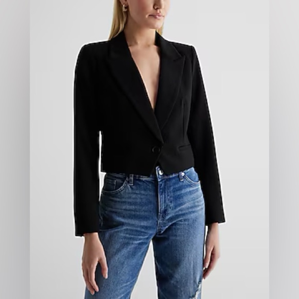 Cropped Blazer;Size XL; Color Pitch Black Shoulder pads for a structured look